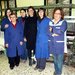L'artista e le operaie della cooperativa