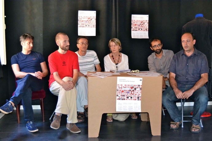 Visionaria 21 è fatta da